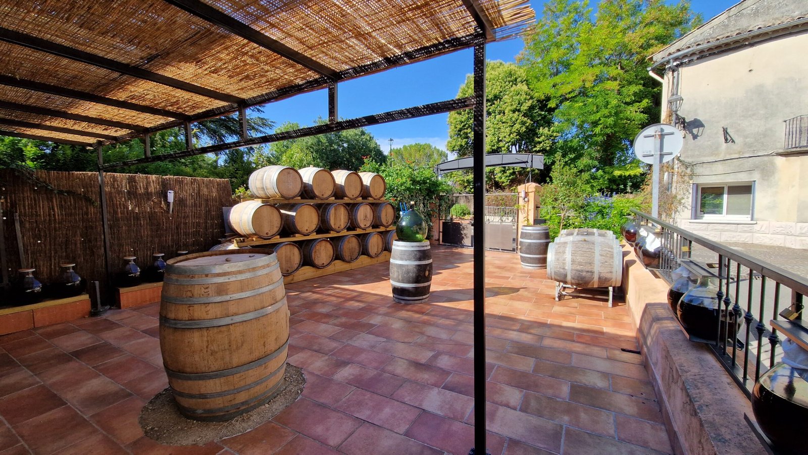 Entrée, terrasse de la vinaigrerie