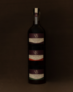 Trois bouteilles empilables de vinaigre artisanal de la Vinaigrerie de Haute-Provence, comprenant un balsamique 10 ans, un vinaigre de vin timut et un vinaigre de vin garrigue