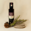 garrigue Bouteille de vinaigre de vin Garrigue de la Vinaigrerie de Haute-Provence, accompagnée de branches d’herbes de Provence et de pommes de pin