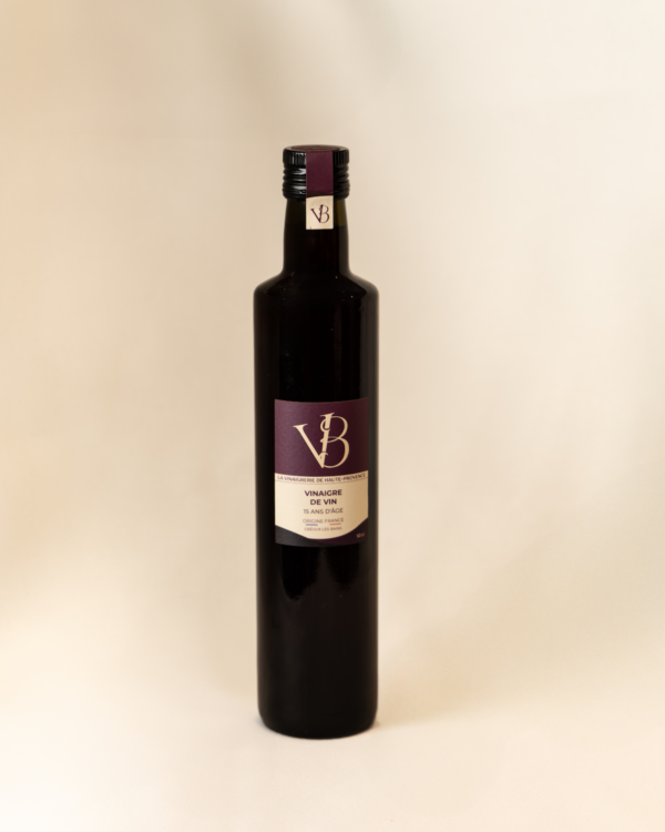 Vinaigre de vin vieilli 15 ans Bouteille de vinaigre de vin 15 ans d’âge de la Vinaigrerie de Haute-Provence, sur fond clair