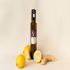 citron gingembre 1 Bouteille de vinaigre au citron et gingembre entourée de citrons frais et de racines de gingembre sur fond clair