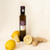 citron gingembre 2 Bouteille de vinaigre au citron et gingembre entourée de citrons frais et de racines de gingembre sur fond clair