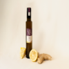 citron gingembre 3 Bouteille de vinaigre au citron et gingembre entourée de citrons frais et de racines de gingembre sur fond clair
