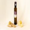 citron gingembre 5 Bouteille de vinaigre au citron et gingembre entourée de citrons frais et de racines de gingembre sur fond clair