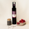 framboise 1 Bouteille de vinaigre balsamique framboise & timut entourée de framboises fraîches et d’un pot de poivre