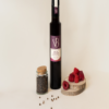 framboise Bouteille de vinaigre balsamique framboise & timut entourée de framboises fraîches et d’un pot de poivre