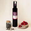 framboise 3 Bouteille de vinaigre balsamique framboise & timut entourée de framboises fraîches et d’un pot de poivre