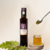 Bouteille de vinaigre de vin au miel avec pot de miel et feuille de chêne sur fond clair