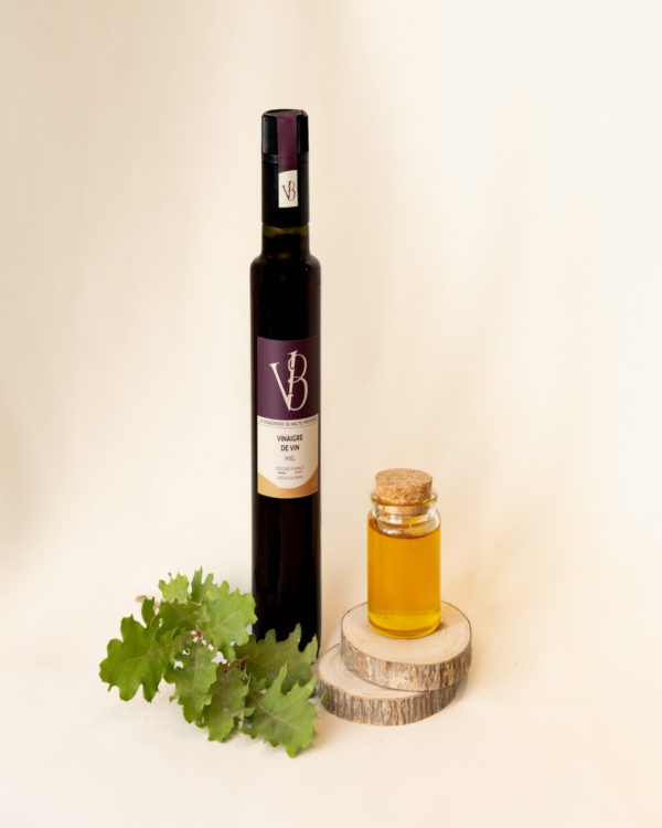 Bouteille de vinaigre de vin au miel avec pot de miel et feuille de chêne sur fond clair