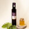 Bouteille de vinaigre de vin au miel avec pot de miel et feuille de chêne sur fond clair