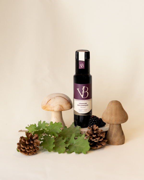 truffe 1 Bouteille de vinaigre balsamique à la truffe entourée de feuilles de chêne, pommes de pin et champignons décoratifs